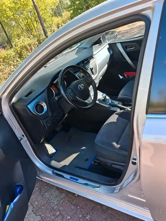 Gebraucht Toyota Auris Hybrid Comfort 99 PS (72 kW) 2013 Silber Limousine