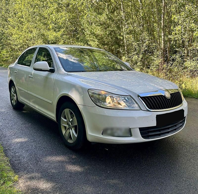 Weiß Gebraucht 2010 Skoda Octavia Limousine | 5.390 € (Fairer Preis) - Bild 1/4