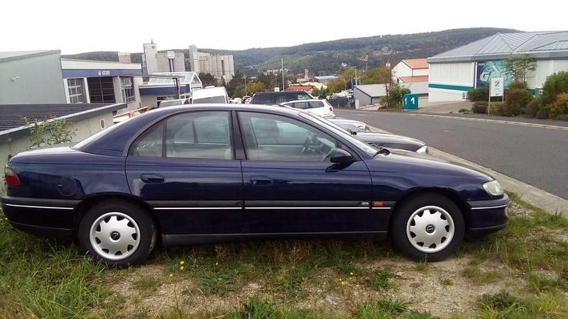 Blau Gebraucht 1995 Opel Omega Limousine | 2.600 € - Bild 1/4