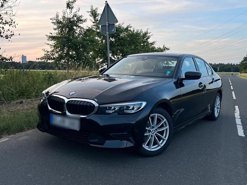 Schwarz Gebraucht 2020 BMW 318 Limousine | 17.700 € (Teuer) - Bild 1/4