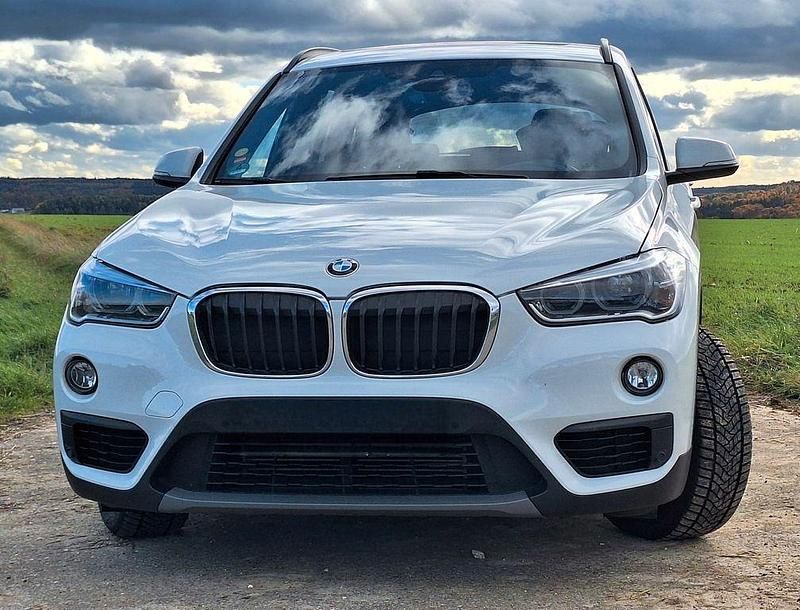 Weiß Gebraucht 2018 BMW X1 Sport Line SUV | 22.999 € (Guter Preis) - Bild 1/4