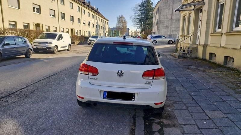 Gebraucht VW Golf VI 105 PS (77 kW) 2011 Weiß Kleinwagen