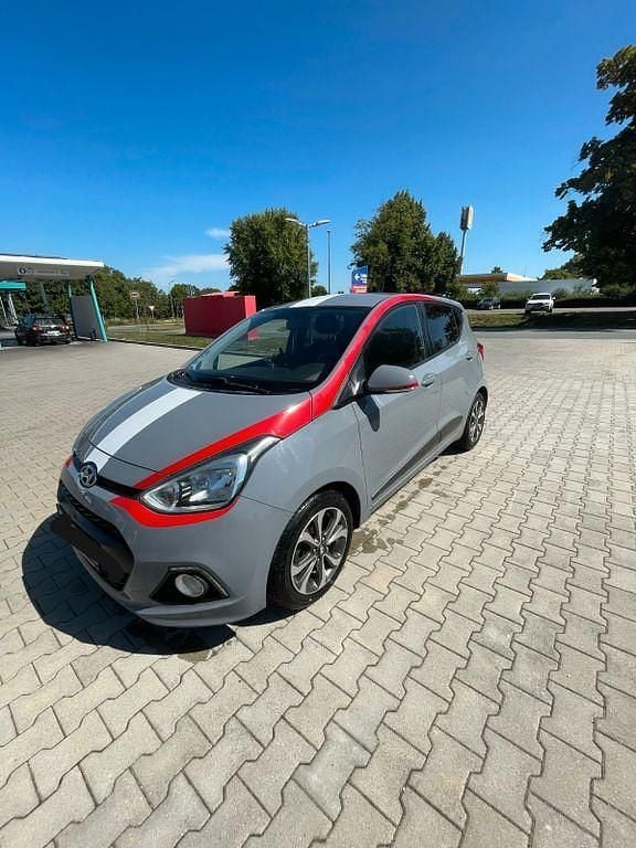 Gebraucht Hyundai i10 Edition 67 PS (49 kW) 2015 Grau Kleinwagen