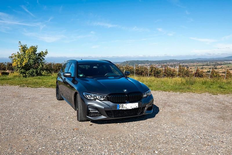 Grau Gebraucht 2020 BMW 320 Shadowline Kombi | 27.000 € (Etwas zu teuer) - Bild 1/4