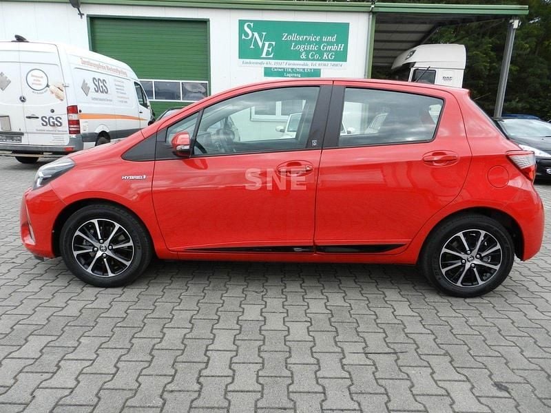 Rot Gebraucht 2018 Toyota Yaris Hybrid Team Kleinwagen | 13.990 € (Guter Preis) - Bild 1/4