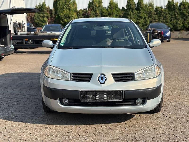 Grau Gebraucht 2003 Renault Mégane II Authentique Limousine | 1.700 € (Fairer Preis) - Bild 1/4