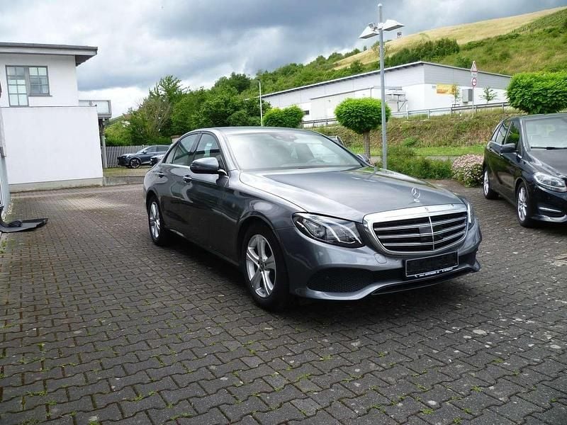 Gebraucht Mercedes E200 184 PS (135 kW) 2019 Selenitgrau (metallic) Limousine