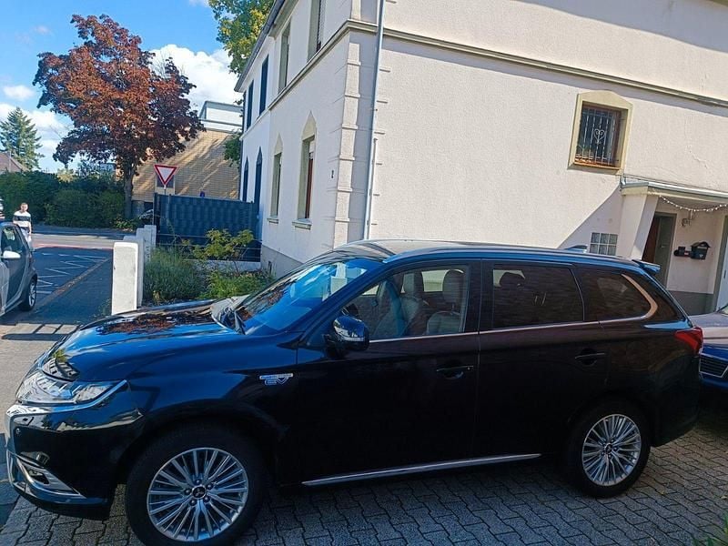 Schwarz Gebraucht 2020 Mitsubishi Outlander P-HEV SUV | 22.700 € (Fairer Preis) - Bild 1/4
