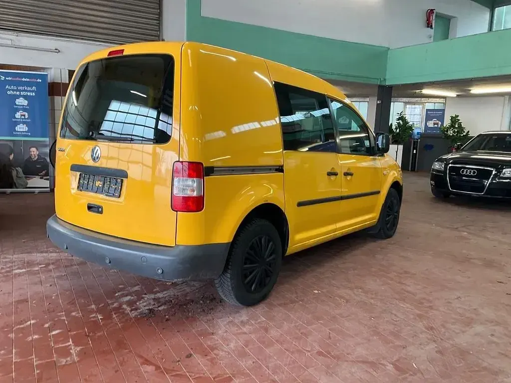 Używany VW Caddy 69 KM (50 kW) 2010 Żółty Minivan