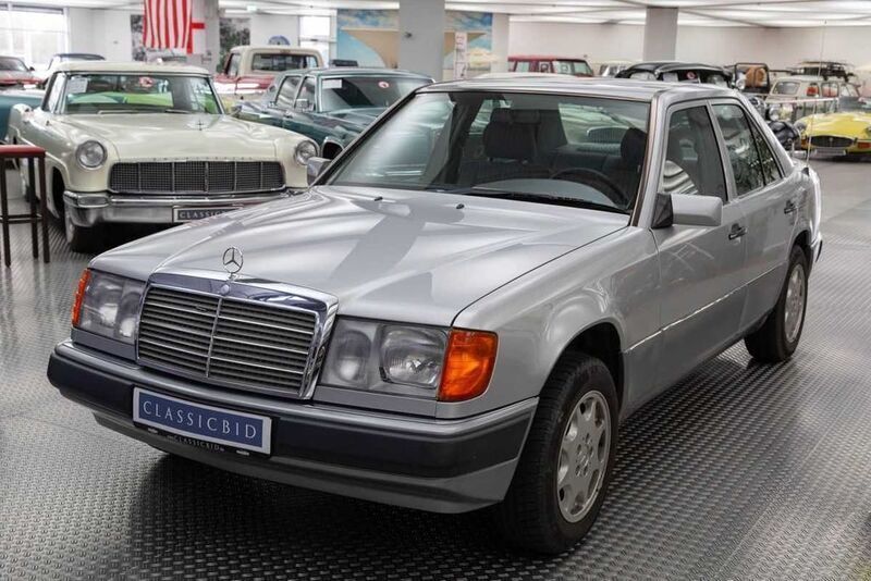 Silber Gebraucht 1991 Mercedes E200 Limousine | 8.490 € - Bild 1/4