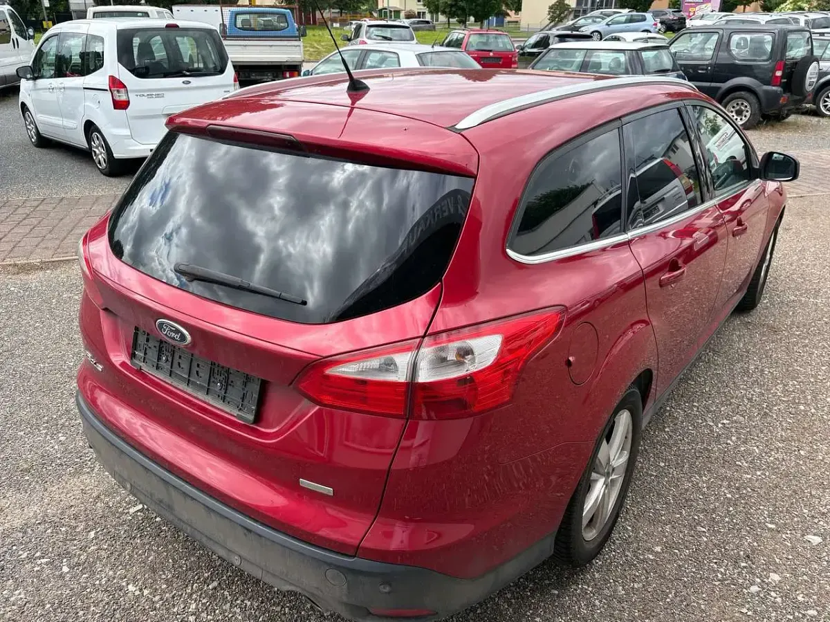 Gebraucht Ford Focus Titanium 182 PS (133 kW) 2011 Candyrot metallic Kombi