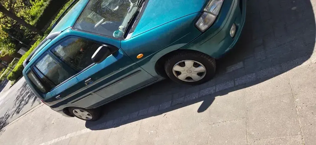 Używany Mazda Demio 63 KM (46 kW) 2000 Hatchback
