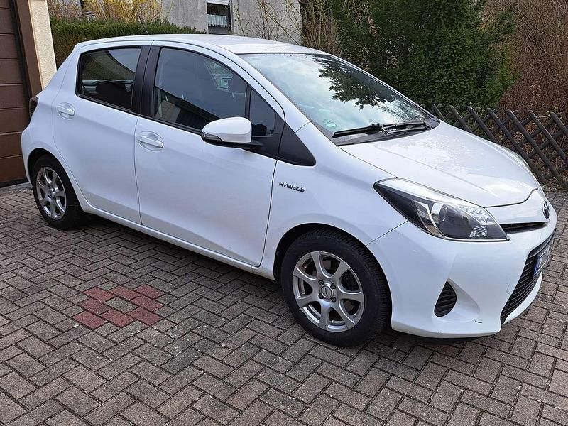 Gebraucht Toyota Yaris Hybrid 75 PS (55 kW) 2013 Weiß Limousine