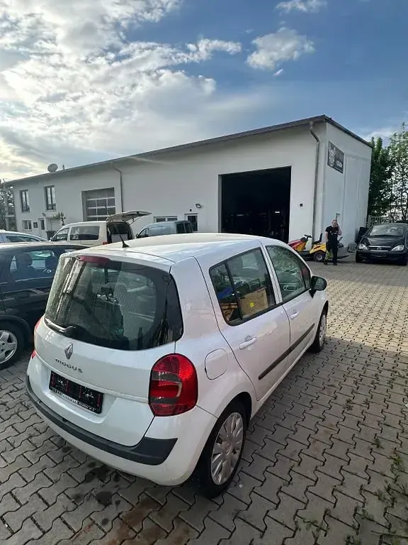 Używany Renault Modus Dynamique 103 KM (75 kW) 2010 Biały Minivan