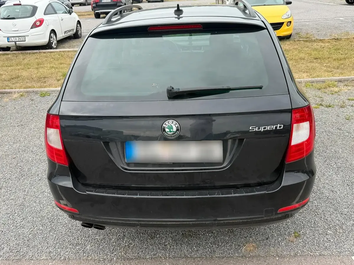 Gebraucht Skoda Superb 160 PS (117 kW) 2012 Schwarz Kombi