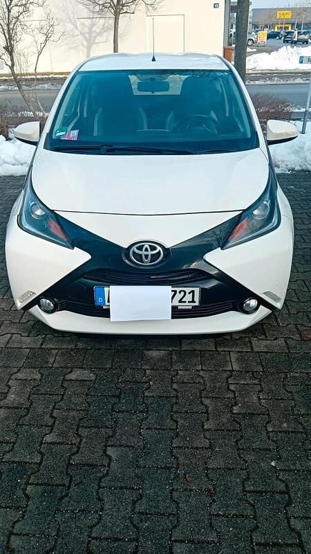 Weiß Gebraucht 2017 Toyota Aygo X-play Kleinwagen | 7.300 € (Guter Preis) - Bild 1/4