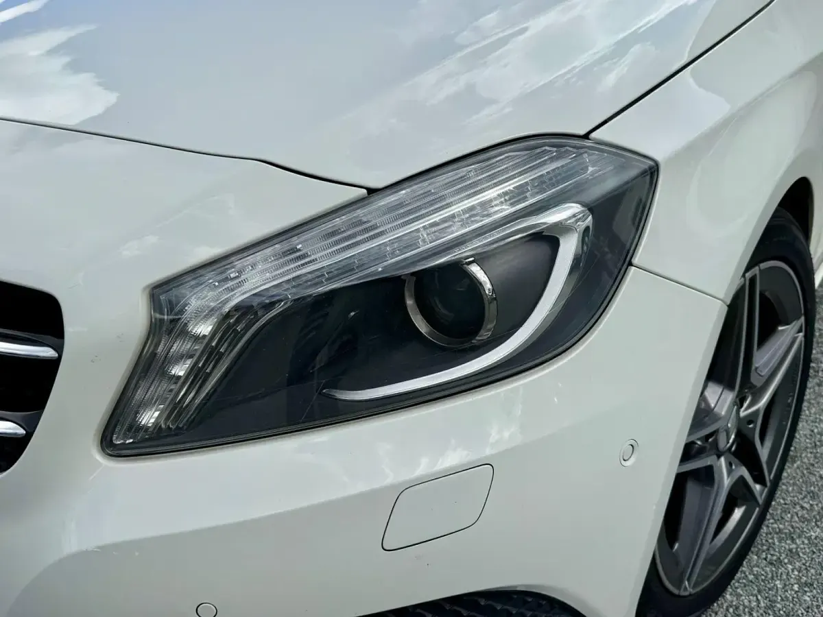 Gebraucht Mercedes A200 136 PS (100 kW) 2014 Weiß Kleinwagen