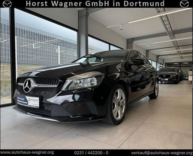 Kosmoschwarz metallic Gebraucht 2017 Mercedes A180 Urban Limousine | 16.930 € (Fairer Preis) - Bild 1/3