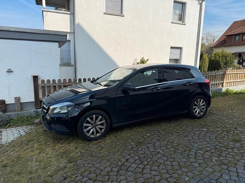 Gebraucht Mercedes A180 109 PS (80 kW) 2014 Schwarz Kleinwagen