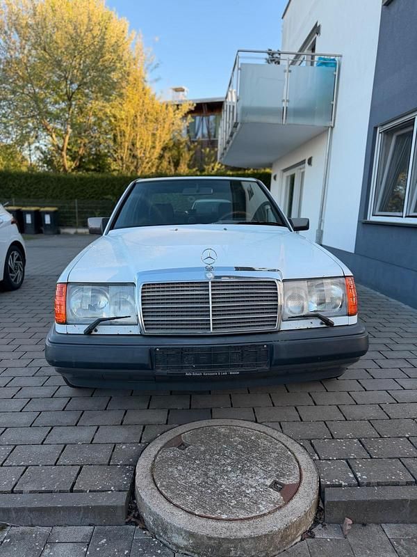 Gebraucht Mercedes E230 136 PS (100 kW) 1986 Weiß Limousine