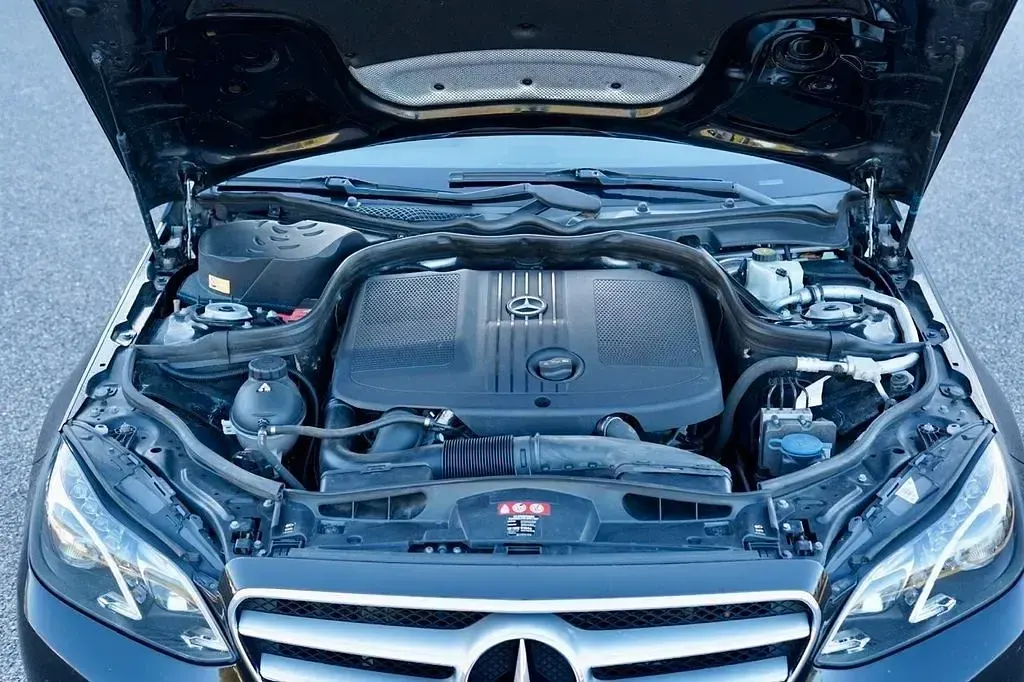 Używany Mercedes E220 Avantgarde 170 KM (125 kW) 2015 Czarny Sedan/Limuzyna