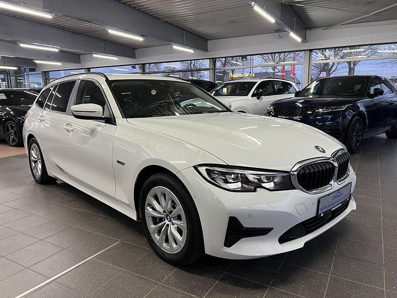 Gebraucht BMW 330e Sport Line 252 PS (185 kW) 2022 Alpinweiss iii Kombi