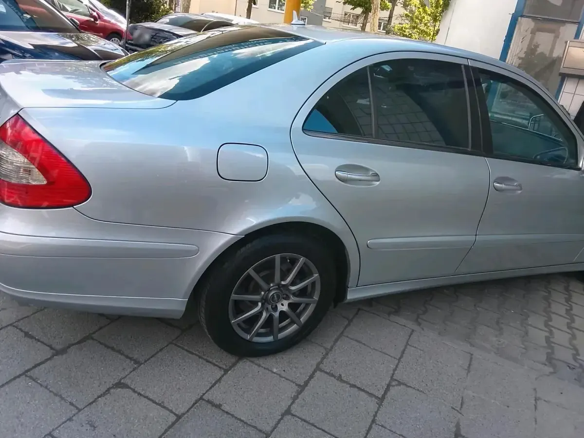 Gebraucht Mercedes E220 170 PS (125 kW) 2007 Silber Limousine