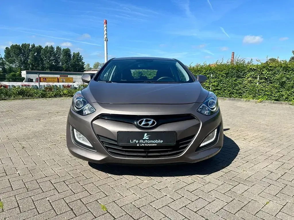 Gebraucht Hyundai i30 Classic 99 PS (72 kW) 2014 Braun Limousine