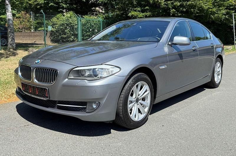 Grau Gebraucht 2012 BMW 520 Comfort Edition Limousine | 8.499 € (Guter Preis) - Bild 1/4