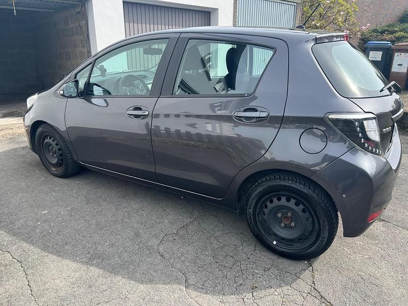 Gebraucht Toyota Yaris 69 PS (50 kW) 2014 Grau Kleinwagen