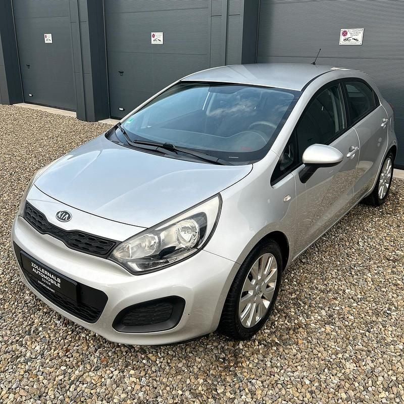 Silber Gebraucht 2012 Kia Rio Edition 7 Limousine | 5.990 € (Etwas zu teuer) - Bild 1/4