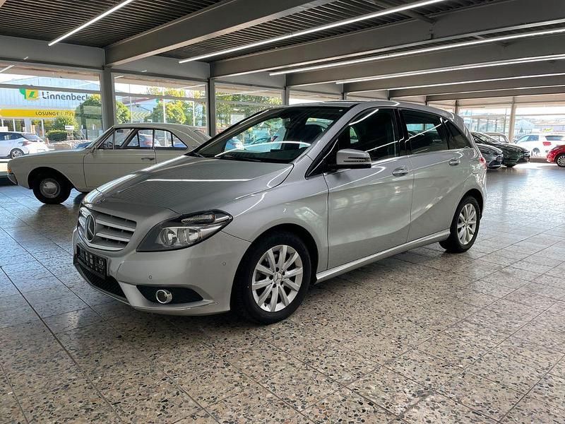 Silber Gebraucht 2013 Mercedes B200 Van / Kleinbus | 12.990 € (Fairer Preis) - Bild 1/4