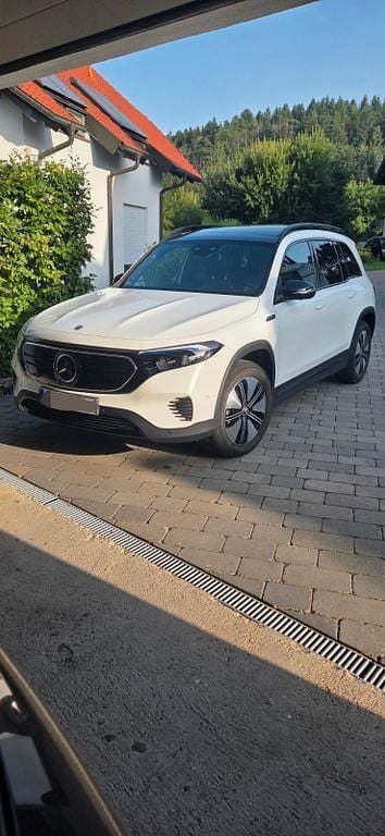 Weiß Gebraucht 2022 Mercedes EQB300 Electric Art SUV | 31.900 € (Guter Preis) - Bild 1/4