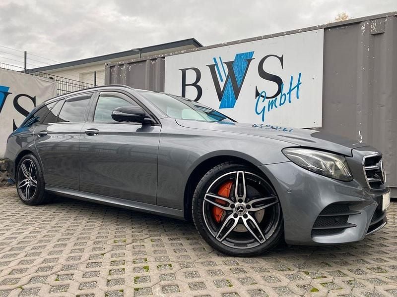 Grau Gebraucht 2019 Mercedes E220 AMG line Limousine | 25.990 € (Fairer Preis) - Bild 1/4