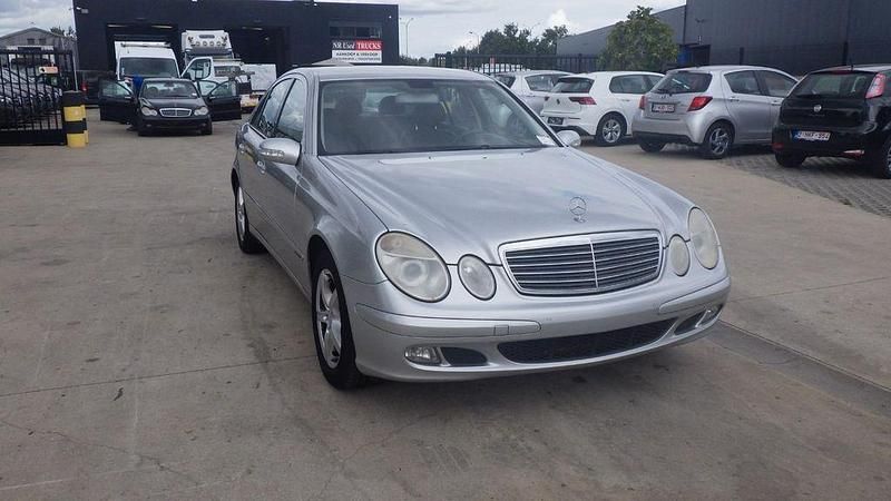 Silber Gebraucht 2005 Mercedes E220 Limousine | 2.800 € (Fairer Preis) - Bild 1/4