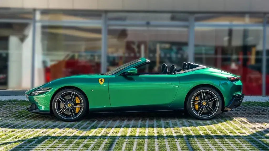 Gebraucht Ferrari Roma 620 PS (456 kW) 2023 Grün Cabrio