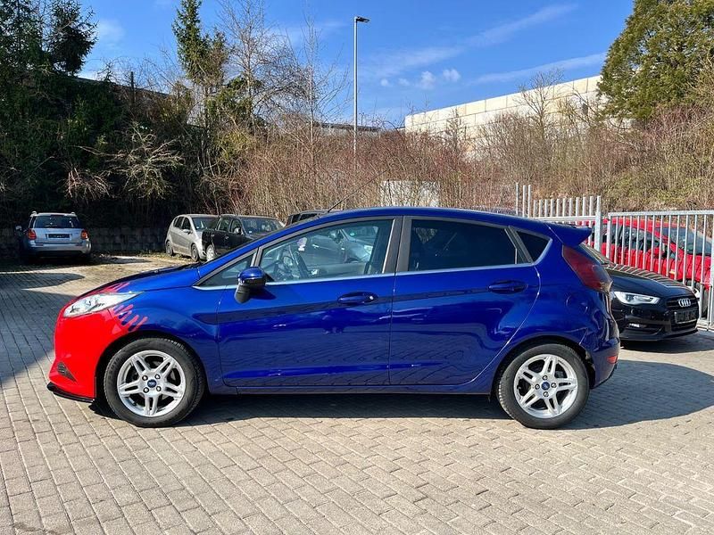 Gebraucht Ford Fiesta Titanium 125 PS (91 kW) 2014 Blau Kleinwagen