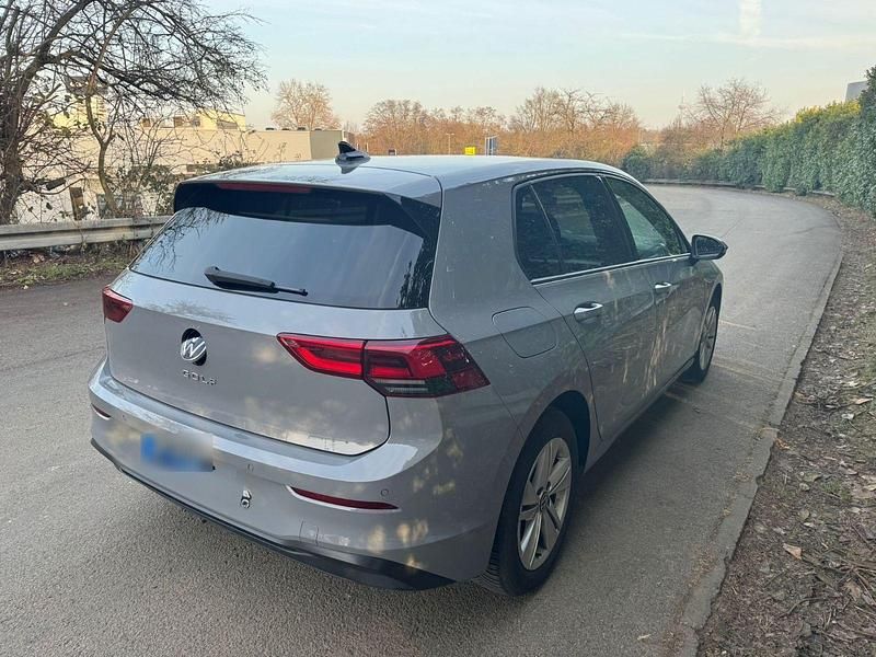 Gebraucht VW Golf VIII Life 131 PS (96 kW) 2023 Grau Limousine