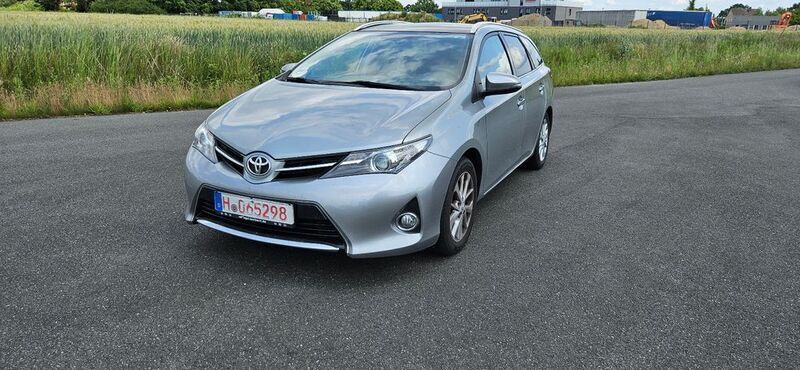 Silber Gebraucht 2013 Toyota Auris Touring Sports Life+ Kombi | 5.900 € (Superpreis) - Bild 1/4