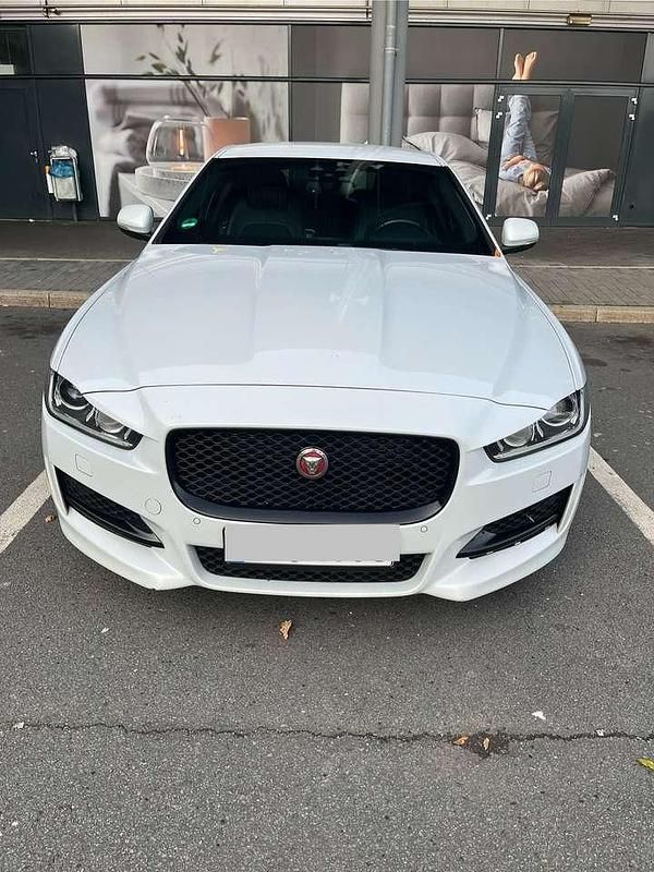 Weiß Gebraucht 2015 Jaguar XE R-Sport Limousine | 9.999 € - Bild 1/4