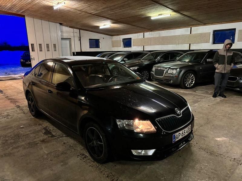 Gebraucht Skoda Octavia Ambition 140 PS (102 kW) 2014 Schwarz Kleinwagen