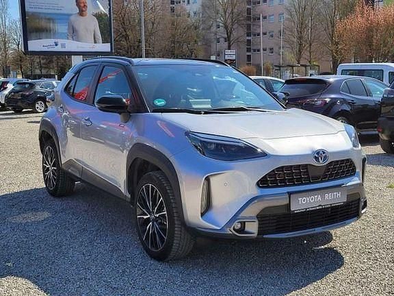 Gebraucht Toyota Yaris Hybrid Advance 116 PS (85 kW) 2022 Shimmering silver metallic / dach schwar (metallic) SUV
