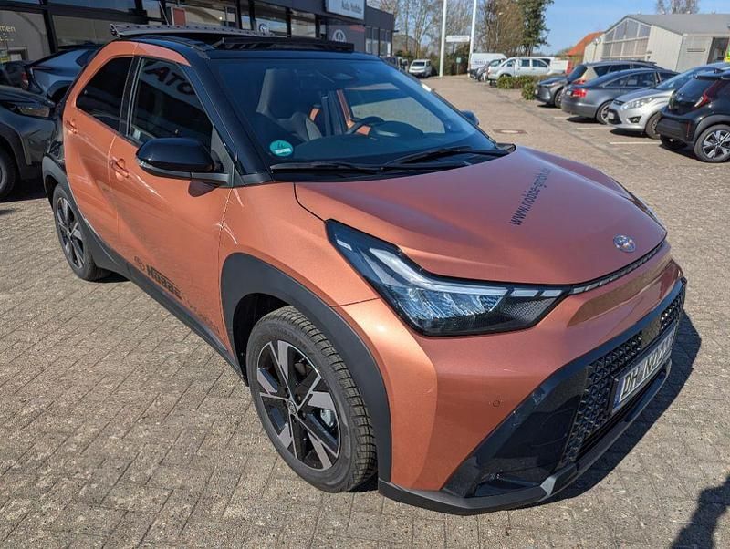 Neu Toyota Aygo X Lounge 116 PS (85 kW) 2026 Cinnamon bronze metallic / black SUV