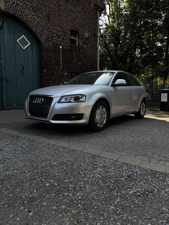 Silber Gebraucht 2010 Audi A3 Sport Limousine | 3.900 € (Guter Preis) - Bild 1/4