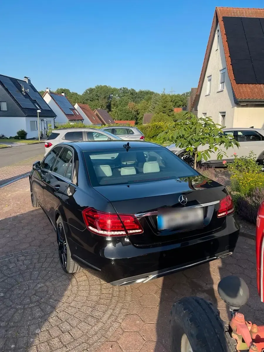 Gebraucht Mercedes E250 204 PS (150 kW) 2015 Schwarz Limousine