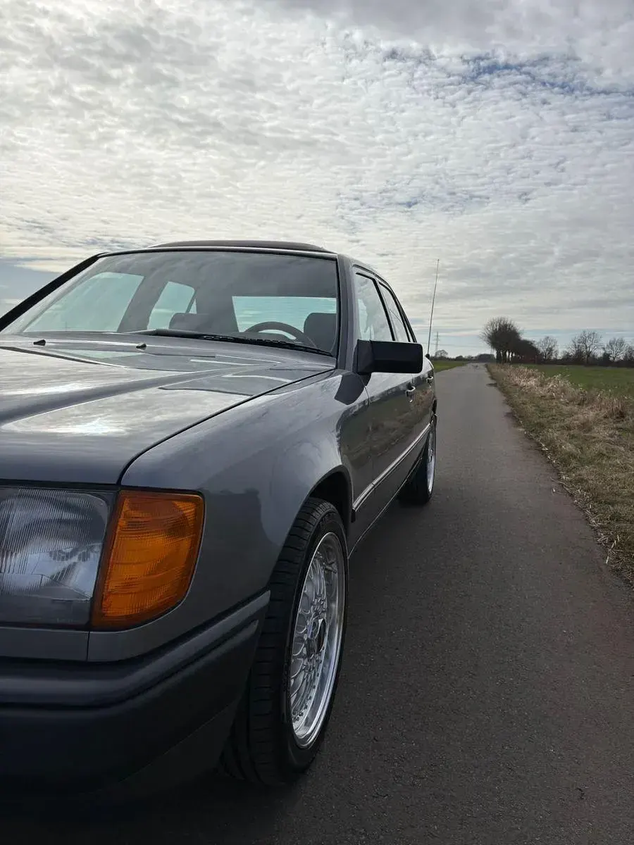 Gebraucht Mercedes E230 132 PS (97 kW) 1988 Silber Limousine