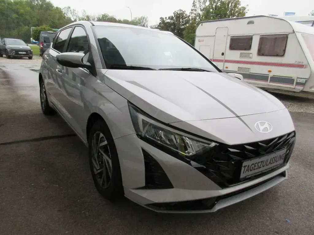 Neu Hyundai i20 GO! 101 PS (74 kW) 2025 Grau Limousine