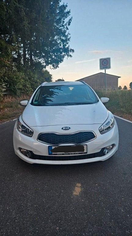 Weiß Gebraucht 2014 Kia Ceed Sportswagon DREAM-TEAM Edition Kombi | 4.600 € (Guter Preis) - Bild 1/4