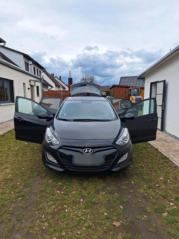 Gebraucht Hyundai i30 101 PS (74 kW) 2015 Schwarz Kleinwagen