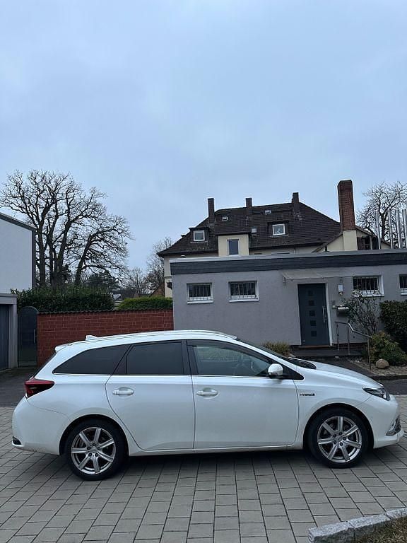Gebraucht Toyota Auris Hybrid 99 PS (72 kW) 2015 Weiß Limousine
